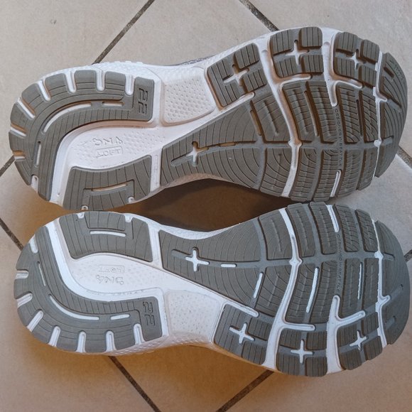 Sold elsewhere: Brooks Adrenaline GTS 22 - Womens Size 8 - Picture 6 of 7